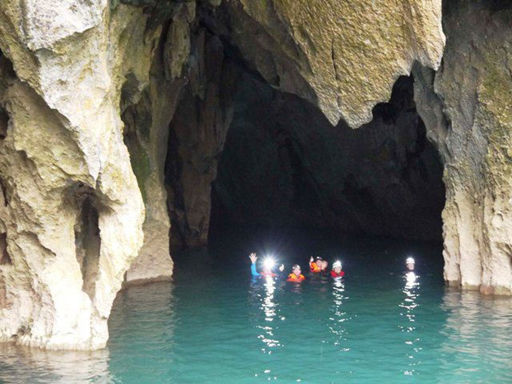 Explore Thuy Cung cave