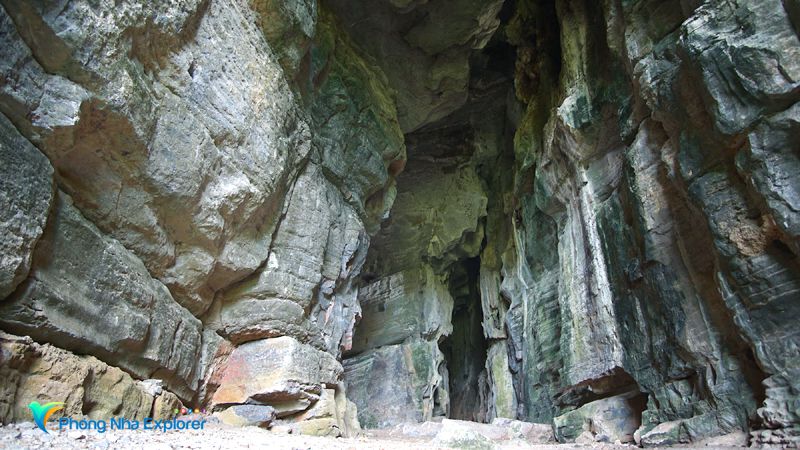 A small cave in Tram Me Hamlet is a destination that attracts teenagers who have a passion for experiential travel.
