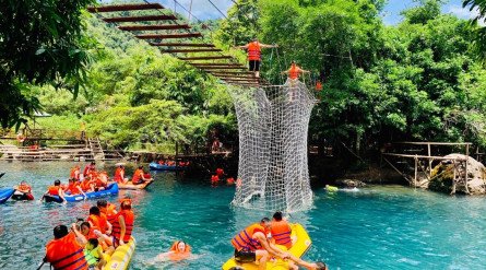 Tour Phong Nha Kẻ Bàng 2 ngày 1 đêm: Động Phong Nha – Suối Nước Moọc – Động Thiên Đường – Công viên Ozo