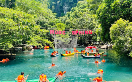 Cho thuê xe 7 chỗ đi Suối Nước Moọc Quảng Bình nhiều ưu đãi