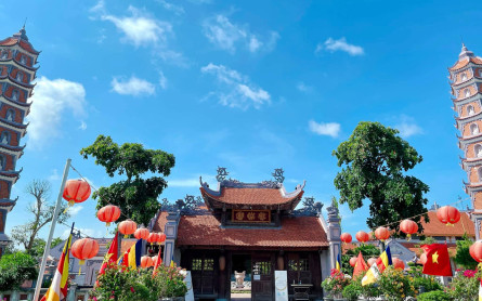 Cho thuê xe 7 chỗ đi lễ chùa Hoằng Phúc có lái chuyên nghiệp