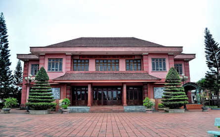 Thăm Khu lưu niệm Tổng Bí thư Lê Duẩn bên dòng Thạch Hãn