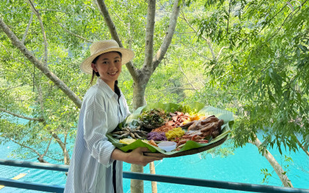 Nhà Hàng tại Khu du lịch Sông Chày Hang Tối