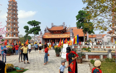 Cho thuê xe 16 chỗ đi Chùa Hoằng Phúc tại Đồng Hới Quảng Bình