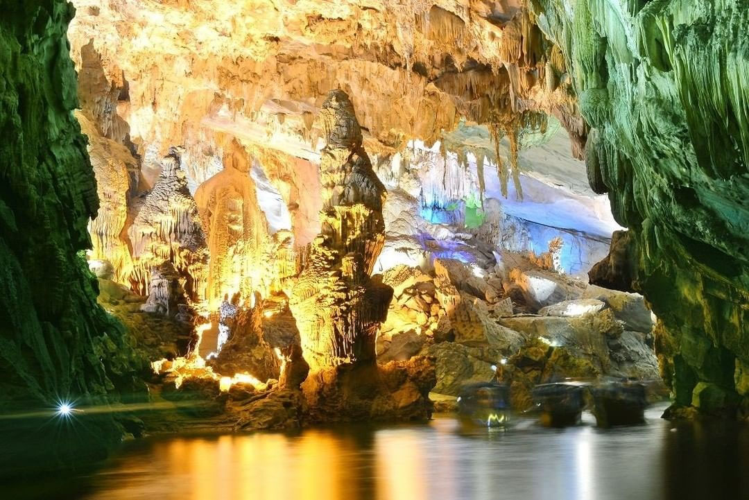 Sông ngầm bên trong Động Phong Nha