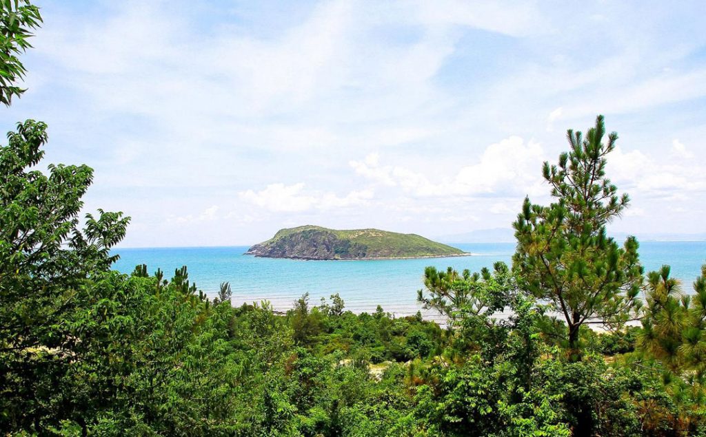 Cảnh đẹp từ Lăng mộ Đại Tướng Võ Nguyên Giáp nhìn ra Đảo Yến