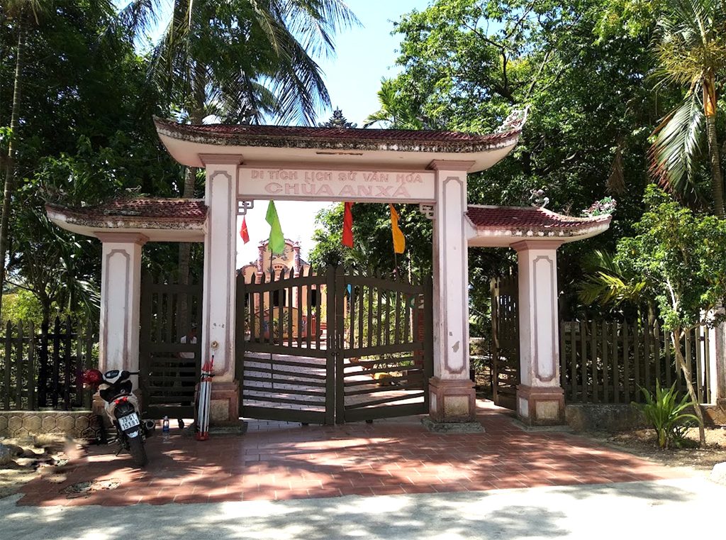 Cổng chùa đơn sơ