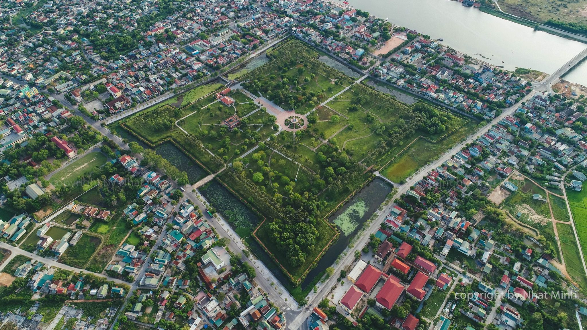 Thành cổ Quảng Trị nằm giữa lòng thành phố Huế với kiến trúc độc đáo, lịch sử phong phú và dấu ấn của nhiều đời chúa Nguyễn. Hãy để mình lạc vào không gian thời gian và tìm hiểu về lịch sử, văn hóa đặc sắc của vùng đất miền Trung.