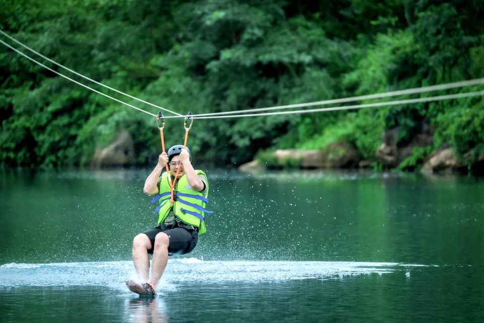 Du khách thích thú trải nghiệm trượt zipline đáp nước 600m