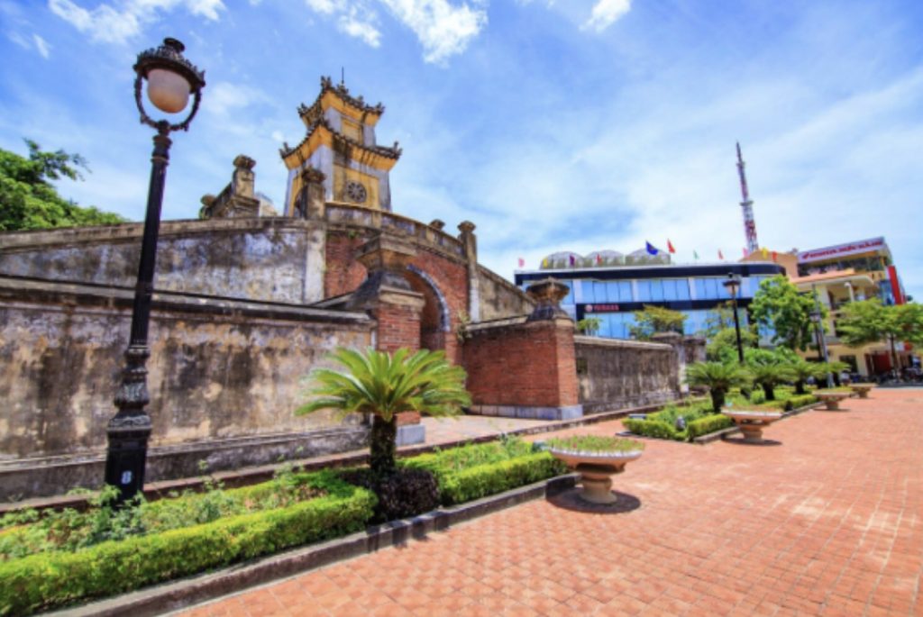 Quảng Bình Quan mang kiến trúc cổ đặc trưng của thành phố