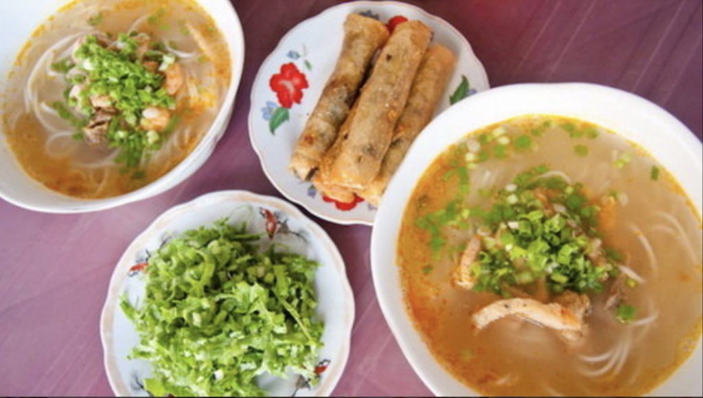 Kinh nghiệm du lịch Quảng Bình cho gia đình giúp bạn thưởng thức nhiều món ăn ngon như cháo canh
