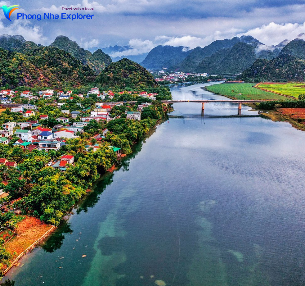 Một góc thị trấn Phong Nha bên dòng sông Son thơ mộng