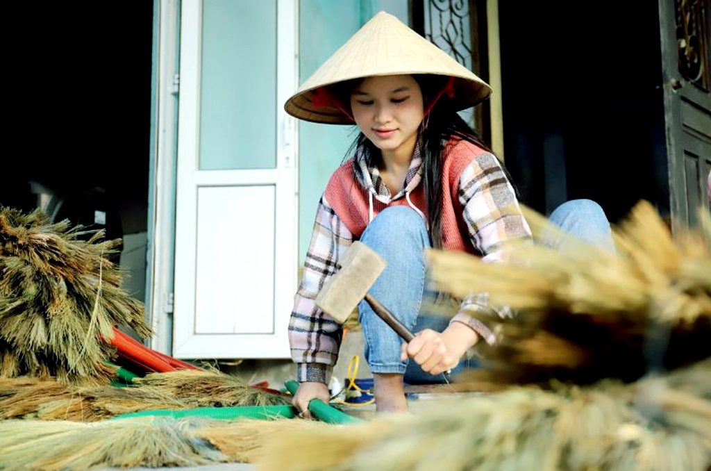 Cô gái Quảng Phong Quảng Bình làm chổi đót