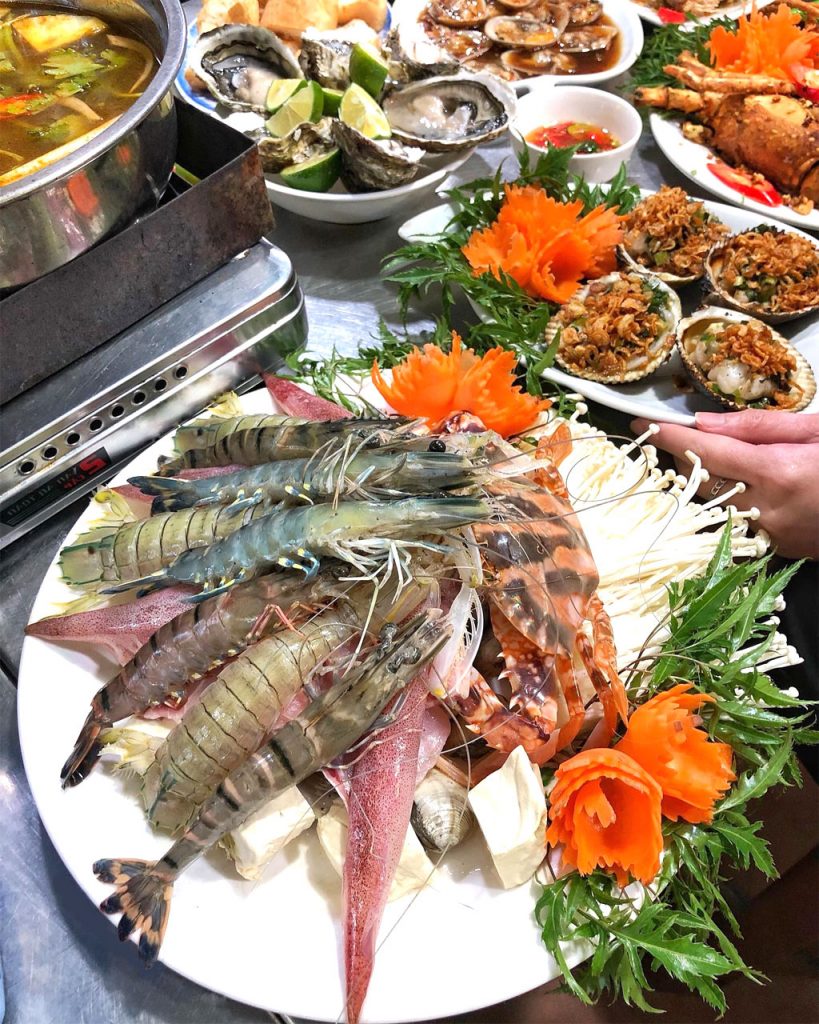 Du khách đang thưởng thức hải sản Quảng Bình