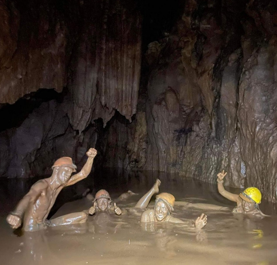 Du khách thích thú với trải nghiệm tắm bùn ngay trong hang động