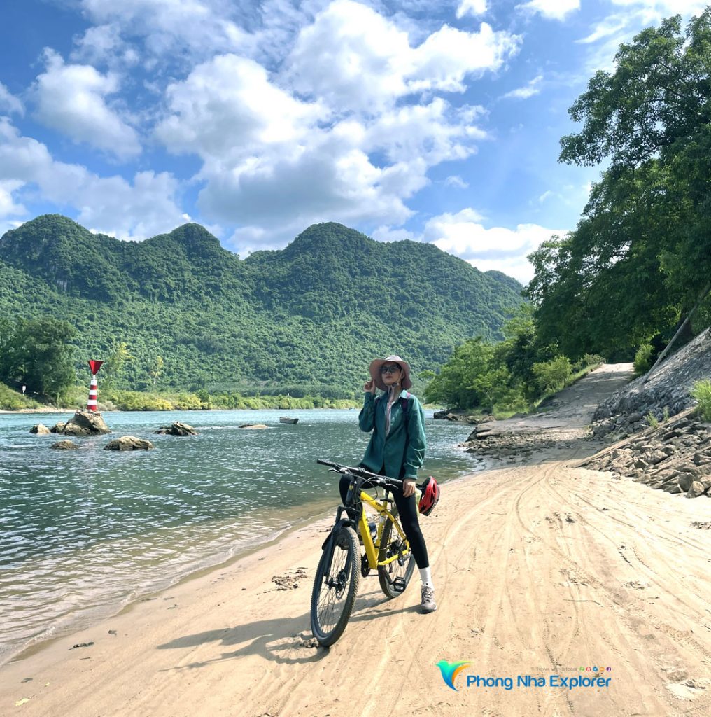 Du khách Khám phá làng Trằm Mé Phong Nha bằng xe đạp