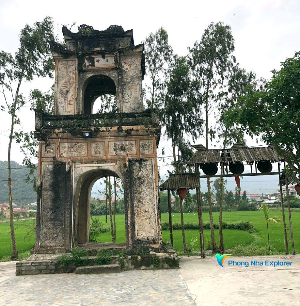 Cổng chính của chùa Linh Sơn Quảng Bình