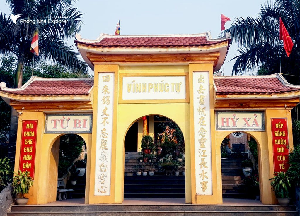 Lối vào chùa Vĩnh Phúc Quảng Bình