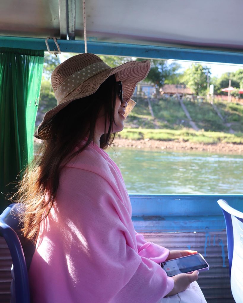 Ngồi thuyền vào Động Phong Nha thưởng gió mát lạnh