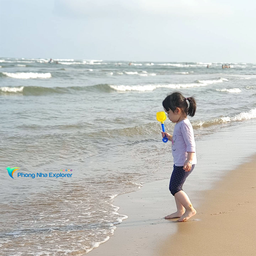 Trẻ nhỏ rất thích vui chơi với cát tại bãi biển Nhật Lệ