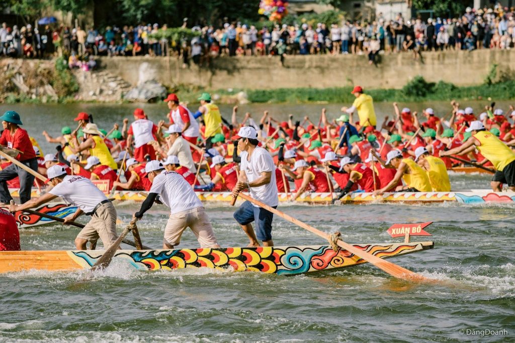  Lễ hội đua thuyền truyền thống trên sông Kiến Giang Lệ Thủy