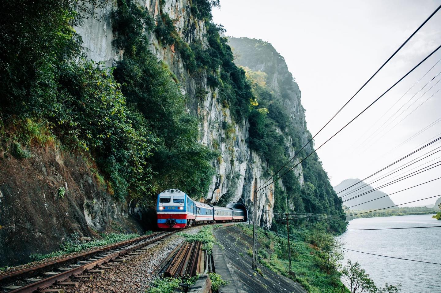 Tàu hỏa vào hầm qua núi ở Lệ Sơn