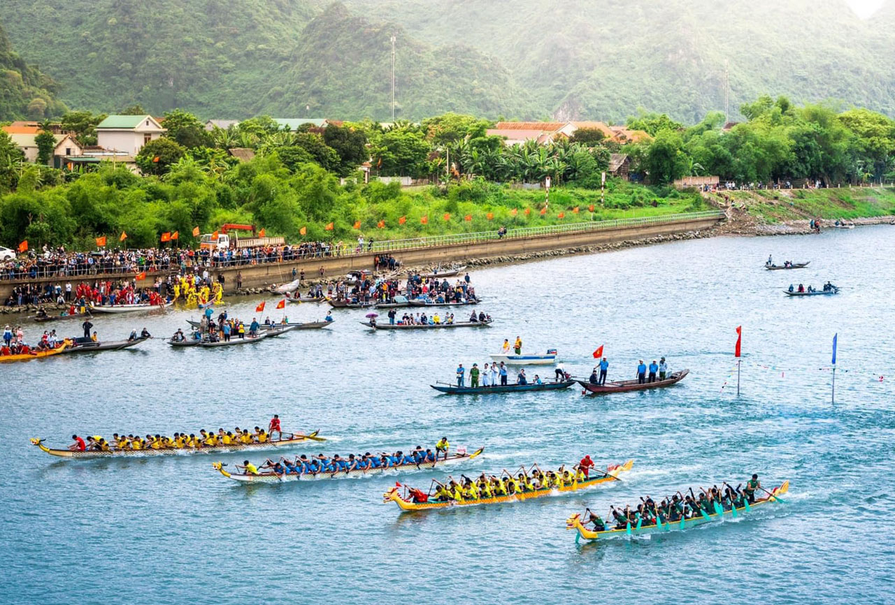 Lễ hội đua thuyền trên sông Gianh mừng quốc khách 2-9