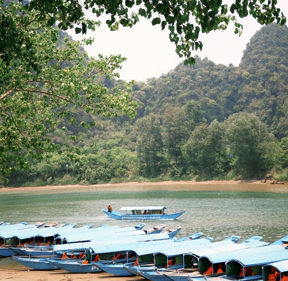 Đi thuyền tham quan Động Phong Nha