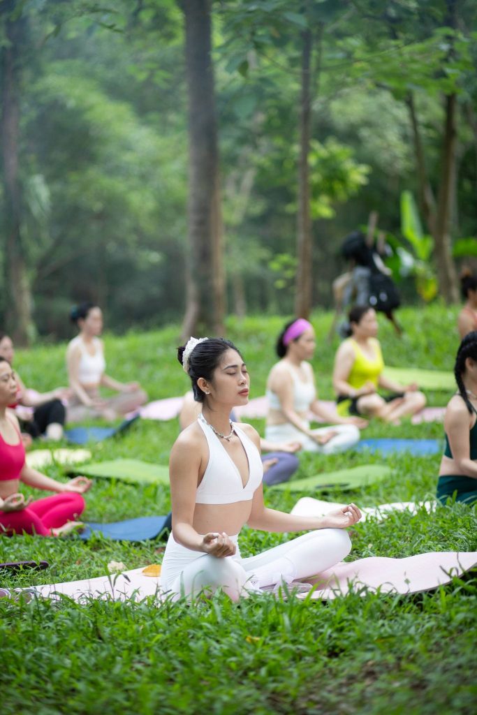 Tập yoga, thiền định, khí công trong không gian thiên nhiên trong lành