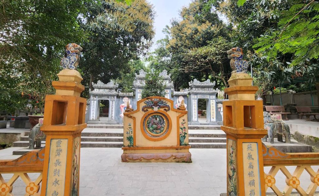 Đền Thờ Thánh Mẫu Liễu Hạnh dưới chân Đèo Ngang
