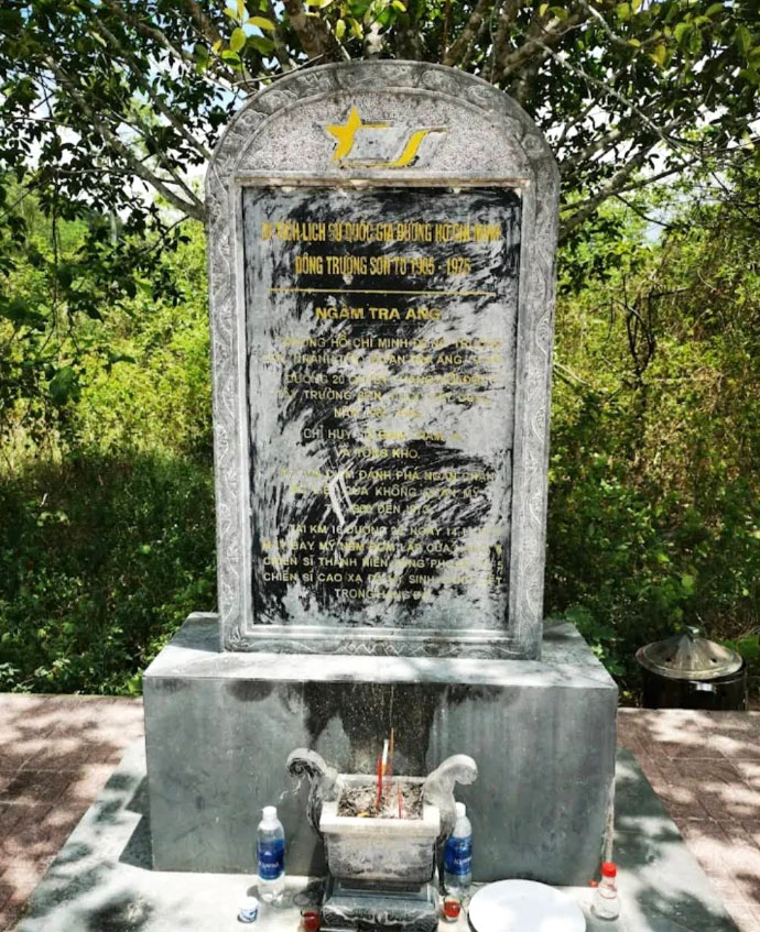 Bia tưởng niệm Di tích lịch sử Quốc gia đường Hồ Chí Minh - Ngầm Trạ Ang