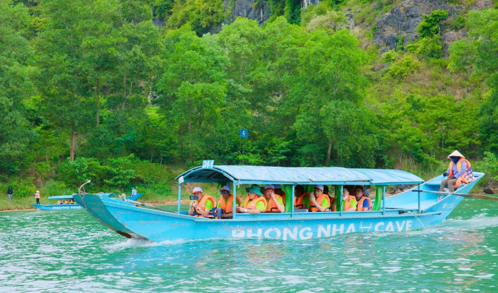 Đi thuyền trên dòng sông Son