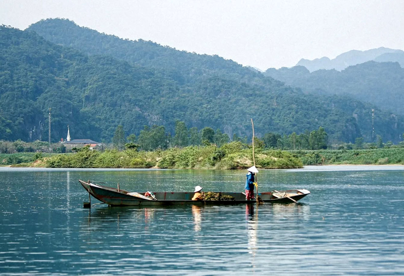 Người dân cần mẫn vớt rong rêu dọc bờ sông Son