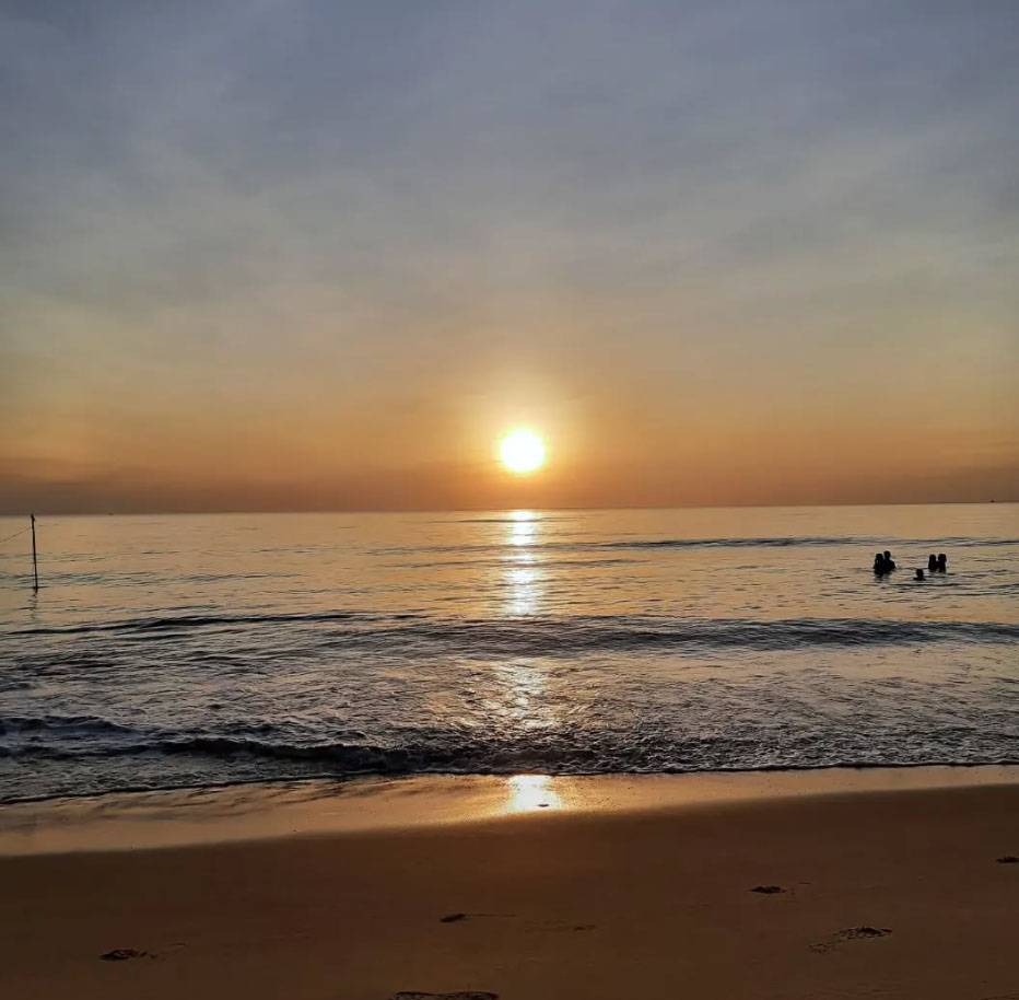 Đón Chào Ngày Mới Trên Bãi Biển