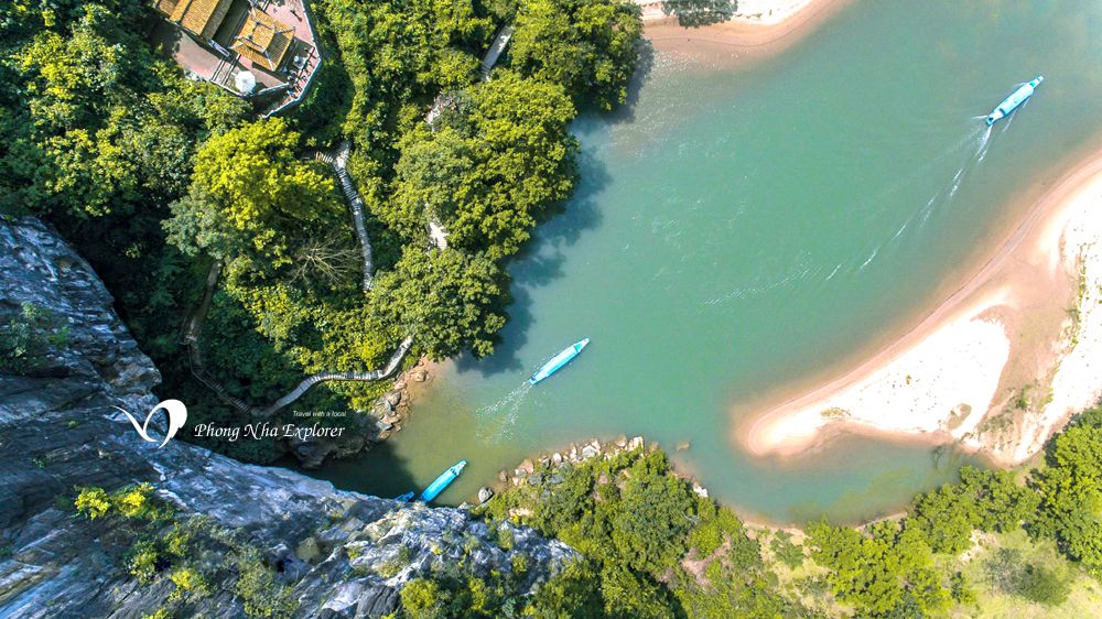 Sông Son chảy ngầm trong Động Phong Nha kỳ vĩ