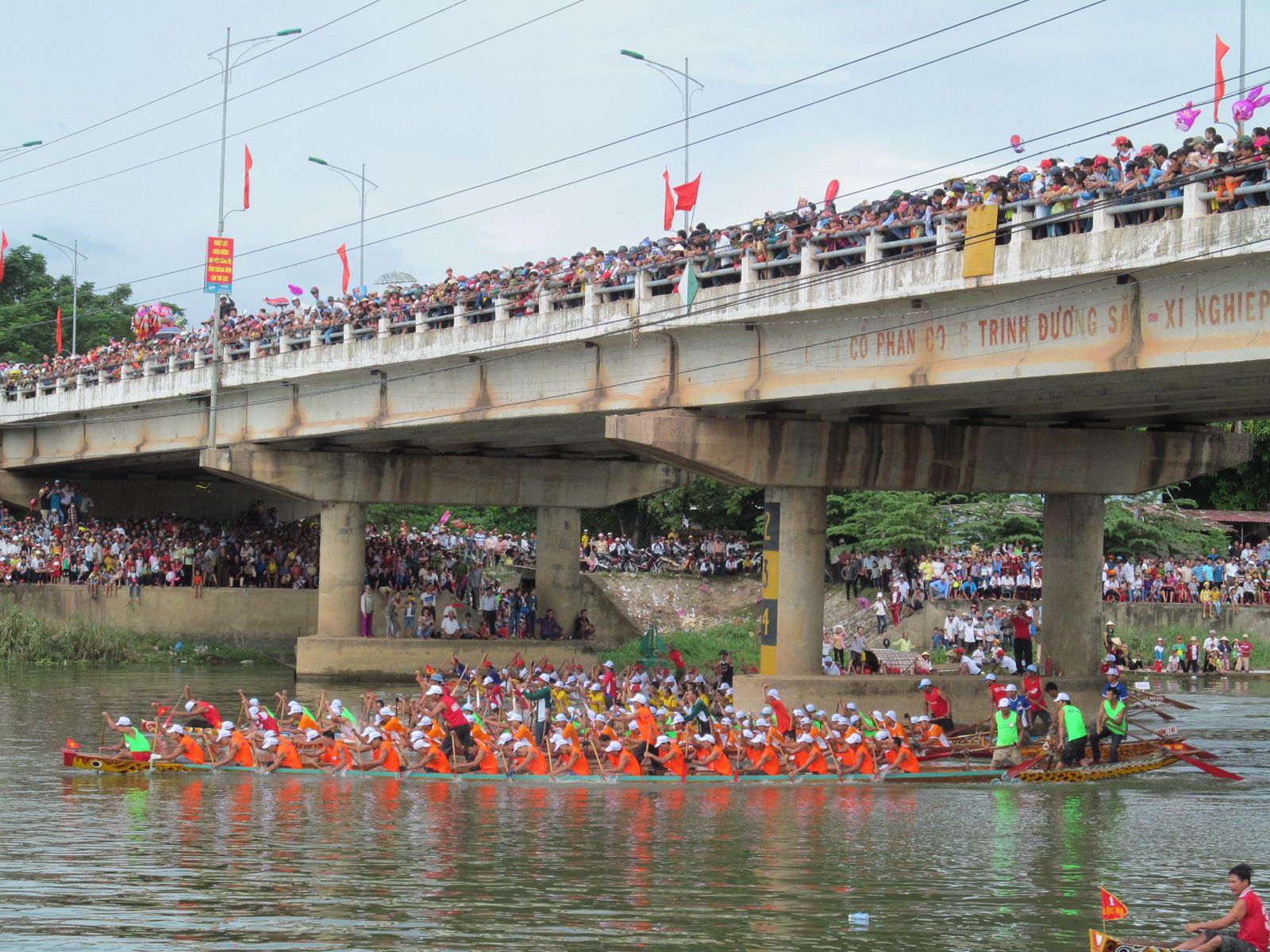Lễ hội đua thuyền truyền thống Lệ Thủy - Quẩng Bình 13