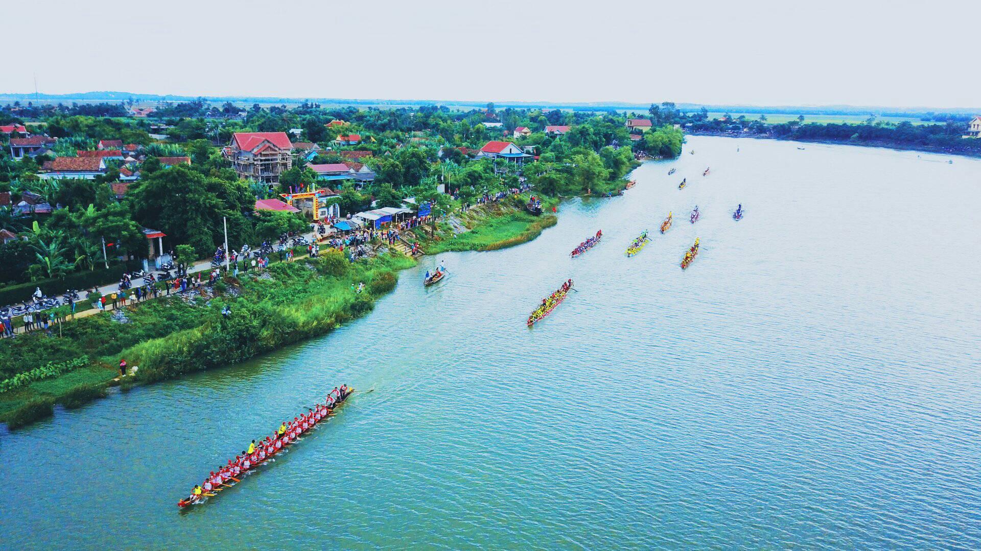 Lễ hội đua thuyền truyền thống Lệ Thủy - Lễ hội đua thuyền lớn nhất Nghệ An, mang trong mình sức quyến rũ và sức hấp dẫn khó cưỡng lại. Hãy cùng đến Lệ Thủy, để bị cuốn hút bởi những đòn trống rộn ràng, tiếng cười vang lên từ hàng vạn người hân hoan đón chờ.