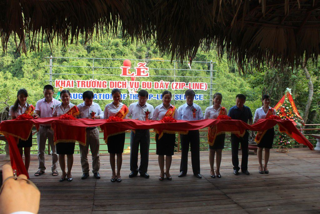 Du khách trải nghiệm đu dây zipline qua sông Chày